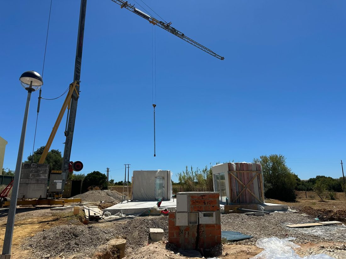 Grua a iniciar a montagem dos painéis