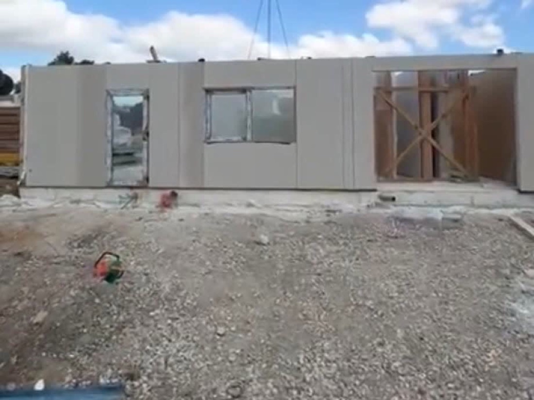 Paredes exteriores montadas — casa de pé em poucos dias