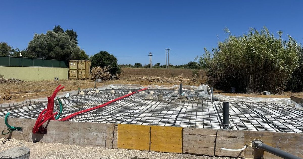 Fundações para casa contentor em Portugal: sapatas, lajes e tipos de terreno