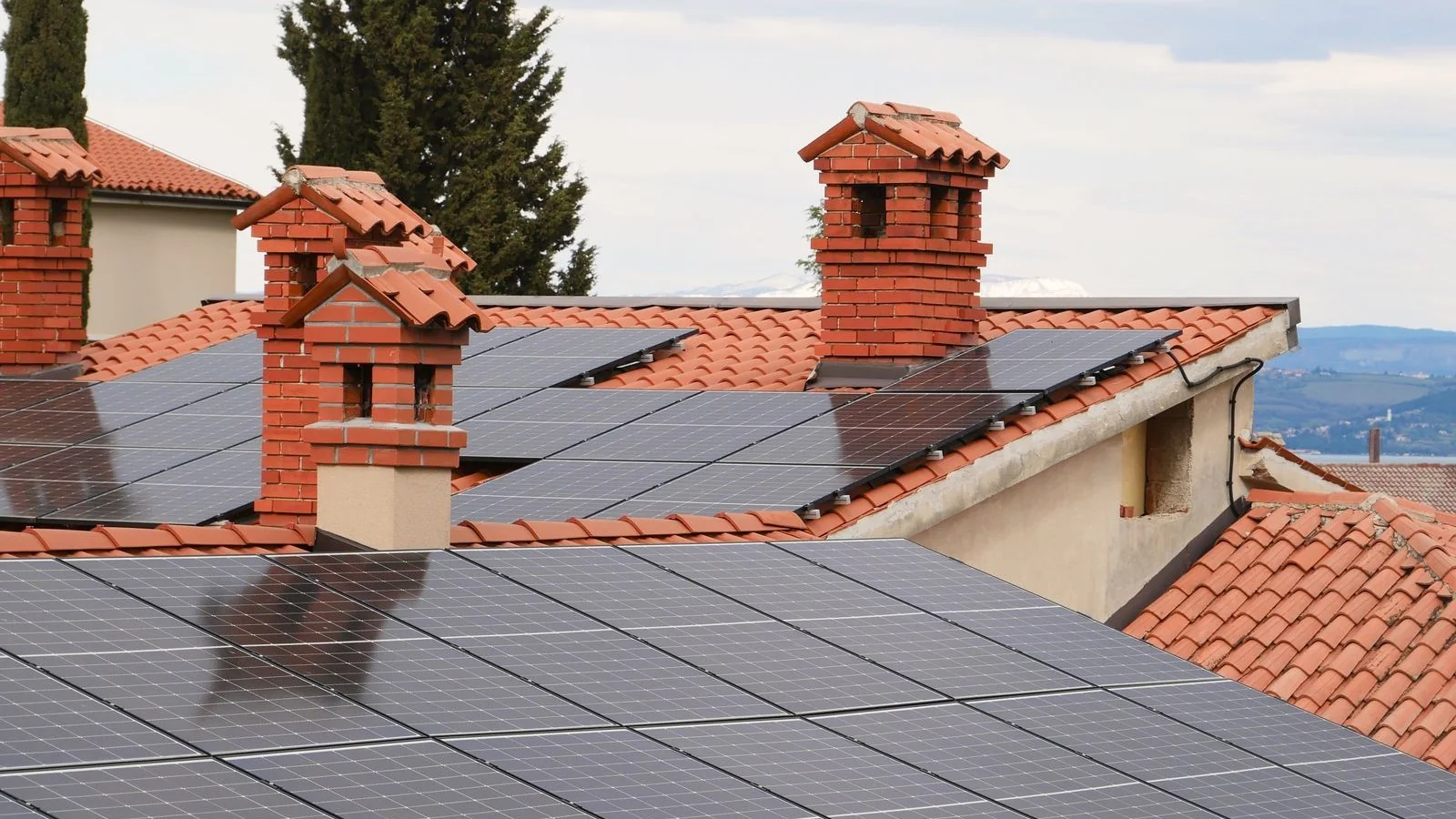 Painéis solares fotovoltaicos em casa Passive House Algarve