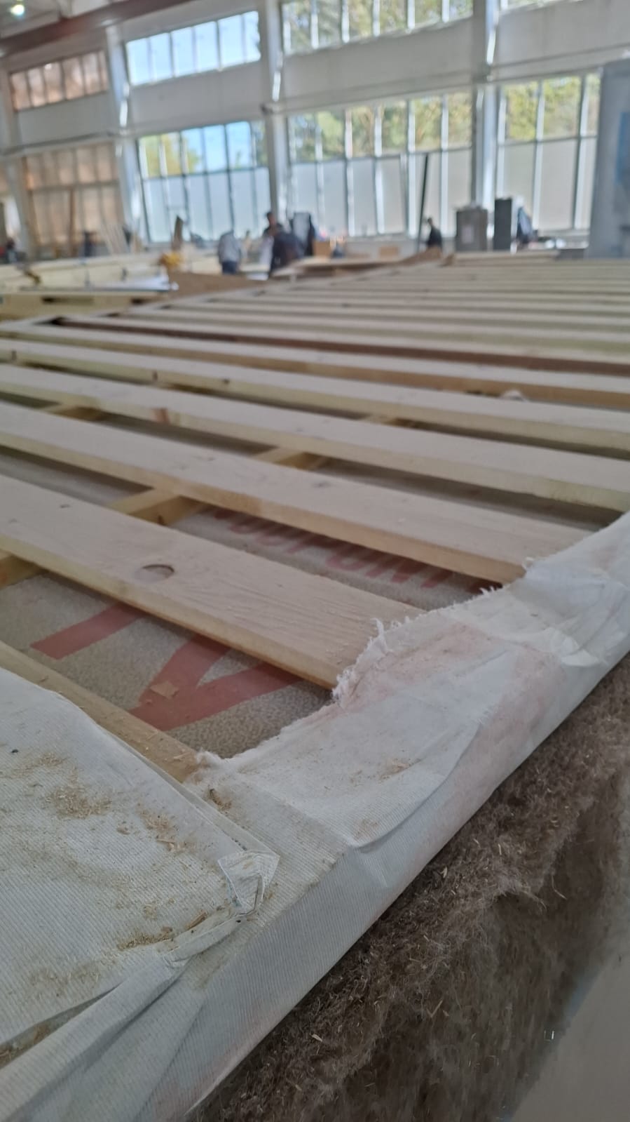 Nave de produção da fábrica com painéis-frame em construção