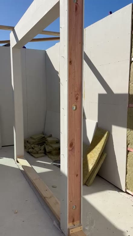 Montagem de painel-frame com isolamento em lã de rocha