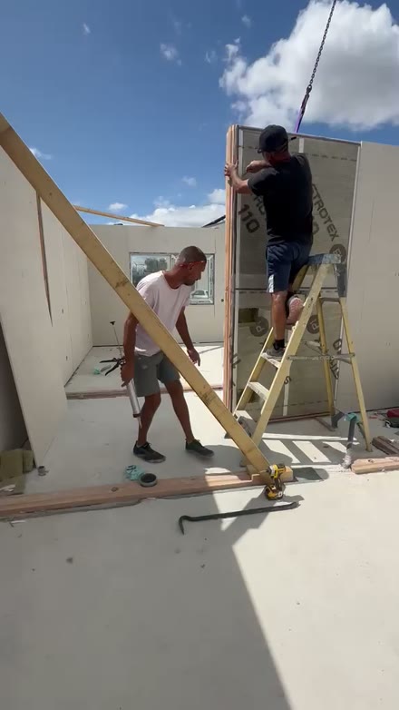 Equipa em obra a colocar painel-frame